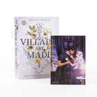 "VILLAINS ARE MADE" und "DER FLUCH DER MEDUSA" auf einem Buchcover. Eine Illustration zeigt zwei Personen, die sich nahe stehen.