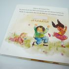 "Geht es dir besser? Gut. Du tanzt durch die Welt... ich hab dich lieb!" Drei Kinder tanzen und spielen fröhlich.