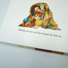 „Komm zu mir, ich bin immer für dich da.“ Illustration: Kind unter bunter Decke hält Teddybär.