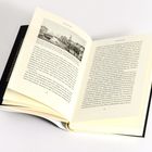 Seite 20 und 21 eines Buches. Auf Seite 20 oben ein Bild mit dem Text "Stadt der Kanäle", das eine Stadtansicht zeigt.