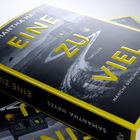 „EINE ZU VIEL“, Thriller von Samantha Hayes. Graues Cover mit gelben Schriftzügen, zeigt ein Haus und Landschaft.