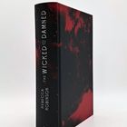 „The Wicked and The Damned“ von Rebecca Robinson. Schwarzer Buchrücken, rotes Muster, dtv-Logo unten.