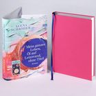 Covertext: "Mein ganzes Leben, Öl auf Leinwand, ohne Titel". Zwei Bücher, linkes mit buntem Cover, rechtes in Pink.