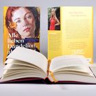 "Alle lieben Dandelion, aber...", Zitat von Claire Leslie Hall, Rückseite: "Eine Lüge leben? Eine Lüge lieben?"  
Cover: Porträt einer Frau.