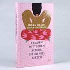 Der Text sagt: "Dora Heldt, Anouk Schollähn: Frauen mittleren Alters, die zu viel sitzen." Eine Illustration zeigt eine Frau im Schneidersitz.