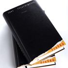 "Buchtitel: Tony Tulathimutte - Fiktionen. Unten ist ein orangefarbener Streifen mit dem Wort 'Fiasko'. Zwei schwarze Bücherstapel."