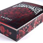 Das Buchcover zeigt den Titel "Starchaser" von R.M. Gray, dtv. Es ist schwarz-rot, mit floralen Mustern und einem Kompassmotiv.