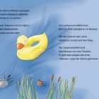 Texte: Paule will ins Wasser springen. Doch dann stoppt er plötzlich und fängt an zu lachen. Dort schwimmt Möhrchen.

Illustration einer Szene mit einem gelben Entenschwimmring, einem Zesel und Schilf.