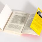 Ein geöffnetes Buch mit gelbem Einleger auf Seite 205. Links: Tilly's Ratschläge. Einleger: Bild von zwei lächelnden Personen.