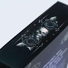 Schrift auf schwarzem Hintergrund, teilweise verschwommen. Oben: Totenkopf mit Rosen verziert. Mystisches Design.