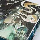 Eine detaillierte Illustration zeigt Figuren in traditionellen asiatischen Gewändern mit fließenden, dekorativen Mustern.