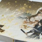 Eine kunstvolle Illustration: Zwei Figuren in traditioneller Kleidung, ein Schwertträger und eine sitzende Person vor Pagoden und Vögeln.
