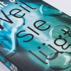 Auf einem Buchcover steht „Weil sie lügt“. Grüne und blaue Farbtöne mit Wassertropfen-Motiv. Droemer-Logo sichtbar.