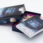 "Happy Bedtime Mantras" von Shannon Kaiser. Stapel Karten in offener Schachtel mit Mondmotiv vor hellem Hintergrund.