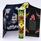 "Liza Grimm studierte in München Germanistik ... über 120,000 Menschen." Eine Karte mit Meeres- und Landregionen.