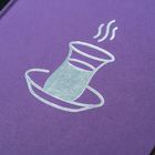 Lila Hintergrund mit weißer Teeglas-Skizze, Dampf steigt auf.