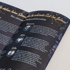 Text: "Wie stehen deine Sterne für die schönste Zeit des Jahres? Das ultimative Weihnachtshoroskop." Dunkler Hintergrund mit Pflanzen.