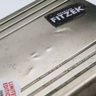 Text: "SEBASTIAN FITZEK" und "LIMITED EDITION". Es ist eine metallene Box mit leichten Dellen und Gebrauchsspuren.