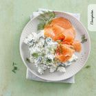 Text "Kleinigkeiten". Teller mit Lachs, Hüttenkäse und Dill auf hellem Hintergrund.