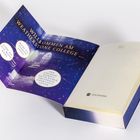 „Willkommen am Weatherstone College“ steht in goldener Schrift. Dunkles, nächtliches Design mit Sternen und Mond.