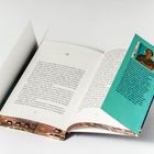 Seite 52 mit schwarzem Text. Lesezeichen auf Türkis mit Foto und Text über die Autorin SHARI LAPENA. Buch liegt offen.