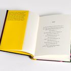 Linke Seite: Gelber Hintergrund, Text über Winterfreuden. Rechte Seite: Inhaltsverzeichnis mit Kapiteln und Seitenzahlen. 