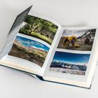 Texte: "auf dem Weg nach Askole", "Base Camp des Broad Peak" 
Bilder: Männer im Freien, Zeltlager, Bergpanorama.