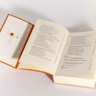 Inhaltsverzeichnis eines Buches mit fröhlicher Strichfigur, die eine leuchtende Glühbirne hält.