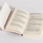 Ein aufgeschlagenes Buch zeigt zwei Seiten mit Texten über Reflexionsfragen und Anleitungen zu Übungen.