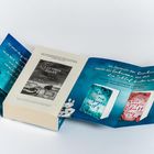 In der Mitte der Geschichte steckt ein Geheimnis, das dich den Schlaf kosten wird. Zwei Bücher und ein offenes Buch daneben.