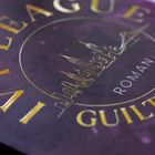 Text: "LEAGUE IV GUILTY RIVALS, ROMAN". Goldene Skyline-Illustration in lila Hintergrund.