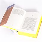 Text auf Seite: 34, 35. Buch mit gelbem Einband. Ein Lesezeichen ragt heraus.