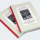 Der Text auf dem Cover lautet: "Gérard Macé, Homer im Totenreich, mit offenen Augen". Zwei Bücher mit rotem Buchrücken.