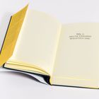 Ein aufgeschlagenes Buch. Der Text auf der Seite lautet: "TEIL 1: WELCHE SZENARIEN REALISTISCH SIND". Die Seiten sind hell, der Umschlag gelb.