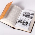 Ein aufgeschlagenes Buch, Seite 272 lesbar. Rechts zwei Schwarz-Weiß-Fotos von Musikern, darunter eine Bildunterschrift.