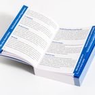 Ein geöffnetes Buch zeigt die Titel: "Tierkreiszeichen und Psyche", "Mit dem Mond leben". Es enthält Text über Mondphasen.