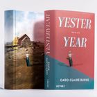 "YESTER YEAR", "ROMAN", "CARO CLAIRE BURKE", "HEYNE". Zwei Frauen stehen vor einer ländlichen Szene mit Scheune.