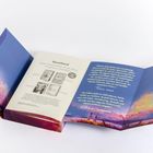 "Jede Geschichte ist es wert, erzählt zu werden!" steht zentral. Links und rechts bunten Illustrationen einer Landschaft.