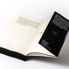 Ein Buch mit einem Lesezeichen. Der Text lautet: "DIE G". Auf dem Lesezeichen steht: "DAMIEN OBE..." und "umfassendste Unterhaltung".