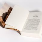 1. KAPITEL Hamburg, Belinda JANUAR 1950. Ein Buch mit einem Bild von zwei lachenden Menschen.