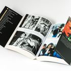 Liste von Sehenswürdigkeiten; Bilder zeigen Personen in Kostümen und bei Veranstaltungen; ein Flyer über einen Künstler.