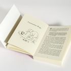 Text: „Unerwartete Wege“. Illustration: Ein Elefant und ein Panda an einem Teich. Buch geöffnet, Seite 25.