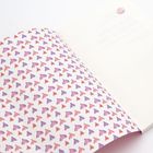 Rote und lila Herzmuster auf der linken Seite, rechts blasser Text "DON'T MISS THE CLITORIS" und ein rundes rotes Logo.