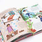 Texte beschreiben Fridas Genesung nach Krankheit. Illustration zeigt Frida im Bett, Frida mit Krücken und beim Spielen im Freien.