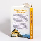 „DAVID GEGEN GOLIATH“ in orange. Text erläutert Ordensfrauen und Kirche. Seitentitel: „NICHT MIT UNS!“ Autor: Edith Meinhart. 