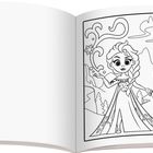 Illustration: Eine Figur in einem Kleid, umgeben von Schneeflocken, Bergen und einem Schloss im Hintergrund.