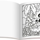 Illustration: Ein Mädchen und eine kleine Kreatur tanzen lächelnd am Strand unter Palmen.