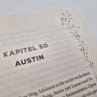 Texte: "KAPITEL 50", "AUSTIN". Am Rand sind dekorative Blasen.