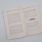 Zwei Buchseiten mit Text und einer eingebetteten Datei "Das Mädchen im Labyrinth.mp4" auf Seite 137.