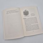 Links Dialog, rechts Kapitel 16. „LILIENHOF“ mit Wappen. Titel: „Der Lilienhof in Flammen“. Text über Viktoria.